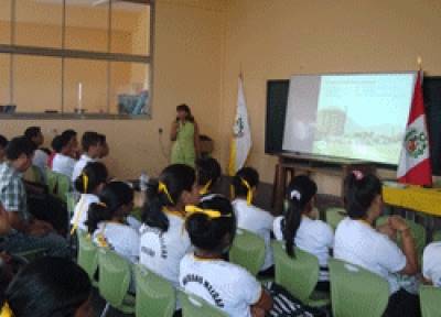 Visita al Colegio emblem&aacute;tico &ldquo;Mariano Melgar&rdquo; de Bre&ntilde;a  IPEN Difunde el conocimiento de la energ&iacute;a nuclear y sus m&uacute;ltiples aplicaciones pac&iacute;ficas